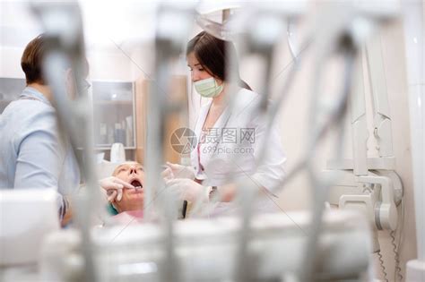 汕头口腔医院首例种植牙手术成功开展 - 成员动态 - 华西牙科有限责任公司