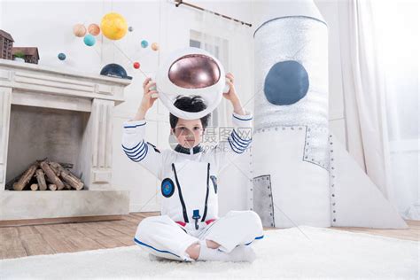 身着宇航员服装的男孩头盔高清图片下载-正版图片505002180-摄图网