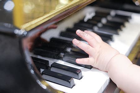 弹钢琴的孩子高清摄影大图-千库网