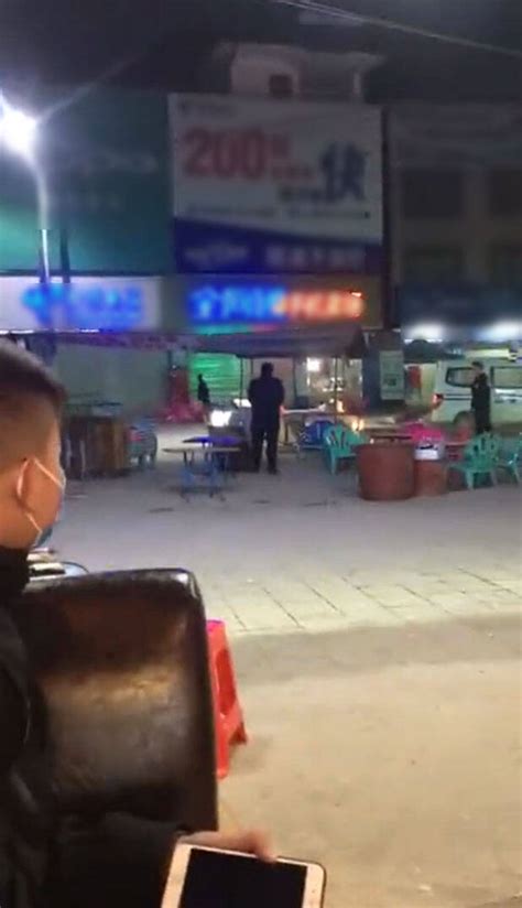 广西：警察对持刀男子开枪瞬间_手机凤凰网