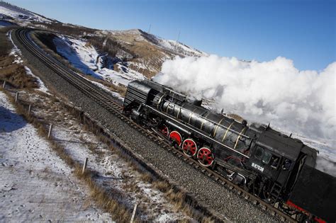 蒸汽火车图片-开出车站的蒸汽火车素材-高清图片-摄影照片-寻图免费打包下载
