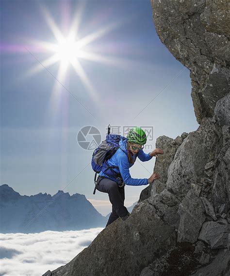 法国勃朗峰日落时在岩石墙上攀的女登山者高清图片下载-正版图片501859571-摄图网