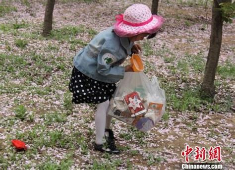 点赞！这群小学生不怕脏，不怕累，在公园捡垃圾 - 太白湖新区 - 县区 - 济宁新闻网
