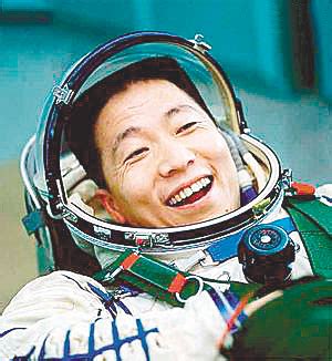 中国登月第一人杨利伟，携带枪支完成登月活动，背后有什么秘密？|杨利伟|宇航员|第一人_新浪新闻