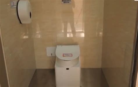 东莞一公司对上厕所次数超规定员工通报罚款，人社局责令改正_凤凰网