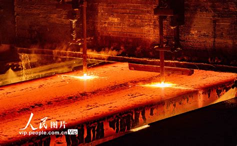 新余新钢钢铁厂烟囱视频素材_ID:VCG2211981839-VCG.COM