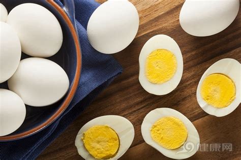 煮鸡蛋，别只知道加清水煮，多加1物，鸡蛋嫩滑，壳一碰就掉|清水|水煮蛋|蛋黄_新浪新闻