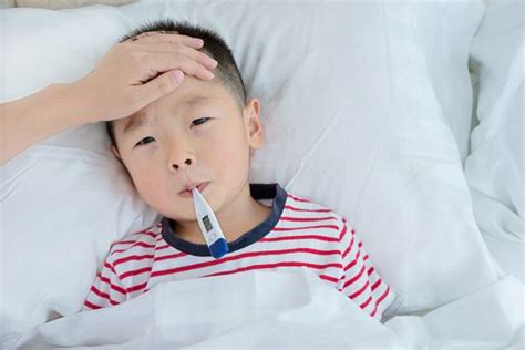 孩子发烧不用急着跑医院，吃药还是硬抗如何抉择？|孩子|医院|温度_新浪新闻
