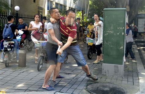 福州：两骑电动车男子打架 看起来像跳华尔兹-社会- 东南网