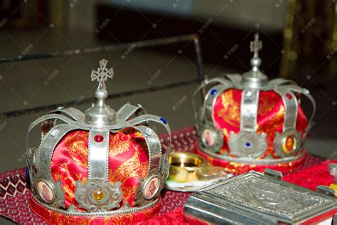准备在东正教教堂举行的婚礼的两个冠冕.高清摄影大图-千库网