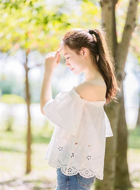 甜美女生户外拍照头像