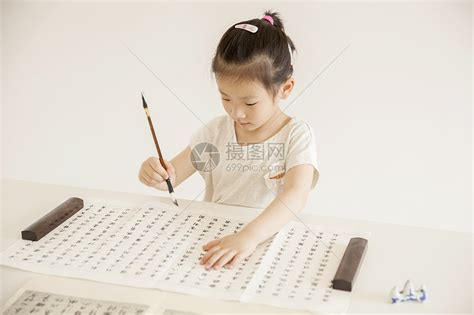 女孩在练习书法高清图片下载-正版图片500922400-摄图网