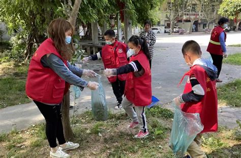 青少年义务捡垃圾 开展环保公益活动|环保_新浪新闻