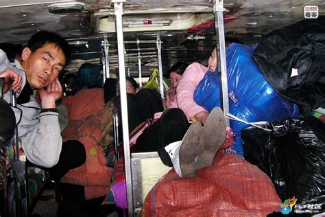 体验越南的卧铺大巴车，上车只能躺着，一车四十多人，国内没见过