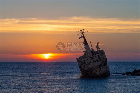 以日落为背景的海中沉船图片高清图片下载-正版图片505585266-摄图网
