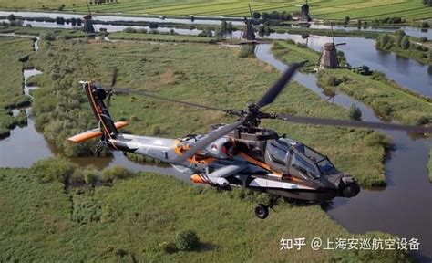 军用直升机黑鹰在日出时分从一艘航空母舰上起飞，这是无边无际的大海视频素材_ID:VCG42N1157620645-VCG.COM