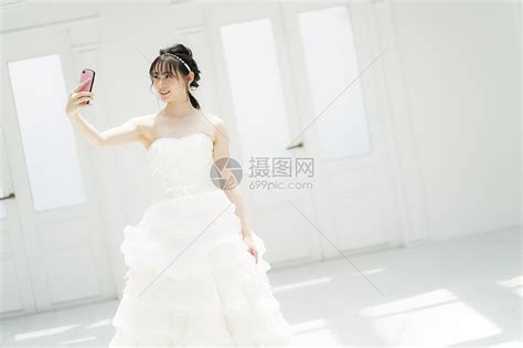 新娘穿着婚纱自拍高清图片下载-正版图片502233476-摄图网
