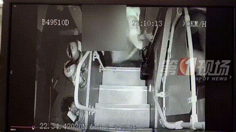 视频:醉汉冲上公交车殴打乘客,司机一秒"KO"的动作太帅了_深圳新闻网