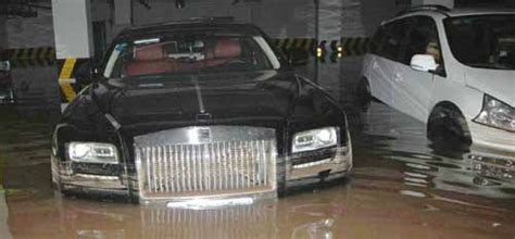 自贡遭遇暴雨袭击 劳斯莱斯地下停车场被淹(图)_大成网_腾讯网