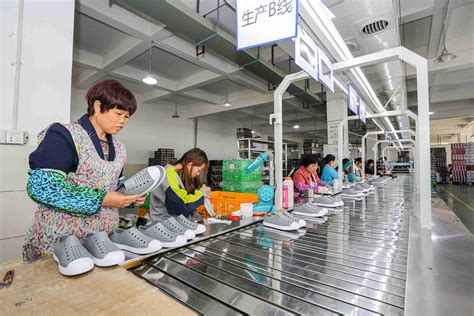 湖北通城：返乡办工厂 领“鞋”共富路-人民图片网