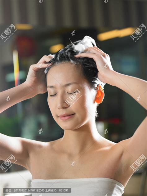 在洗头发的女人,摄影素材,汇图网www.huitu.com