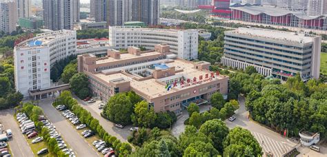 上海医疗队已全面接手武汉金银潭医院两层病房|界面新闻 · 图片