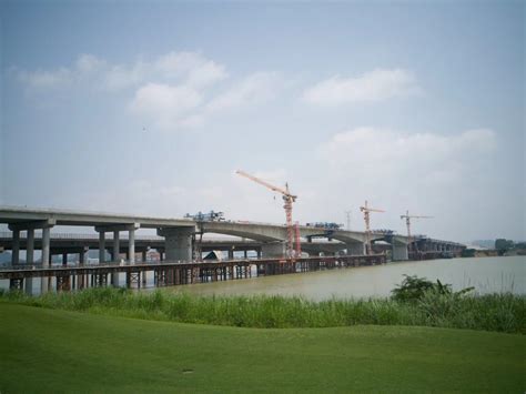 八桂监理公司监理的柳南高速公路改扩建工程络维大桥实现合龙_广西八桂工程监理咨询有限公司