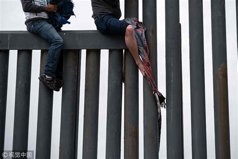 特朗普造边境墙 墨西哥人2分钟就翻越栅栏(图)|安保|墨西哥|边境_新浪新闻