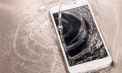 （手机掉水里了）手机掉水里了要怎么捞上来