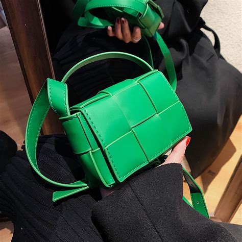 小众设计小包包女2022新款潮春季高级感迷你绿色编织包质感斜挎包