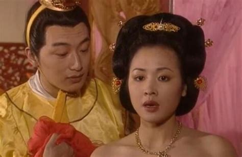 宣华夫人让宫女下毒害杨广，但宫女对杨广已动情，不愿意这么做_腾讯视频