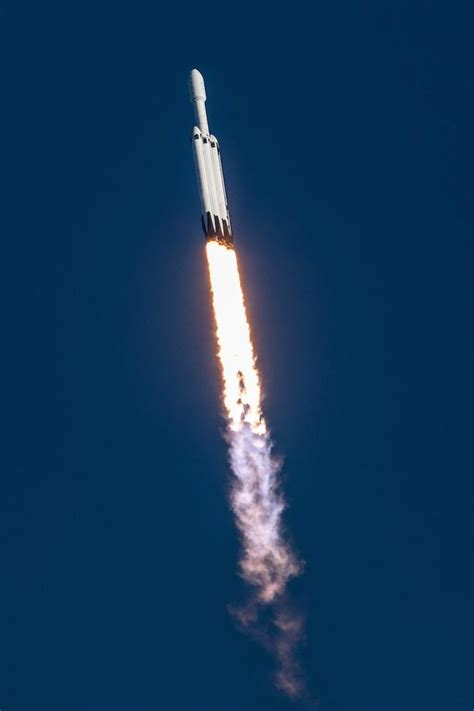 SpaceX猎鹰重型火箭首次商业发射成功：比前代推力大_手机新浪网