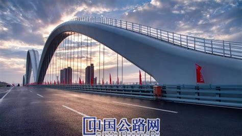 “亚洲第一跨”郑州彩虹桥建成通车（图）