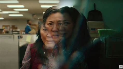 由杨紫琼领衔主演的多元宇宙电影《瞬息全宇宙》曝光最新预告片，2022年3月25日北美上映。