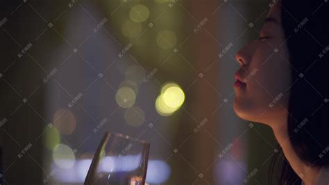 七夕节情人节实拍孤独女性夜晚独自喝红酒难过高清摄影大图-千库网
