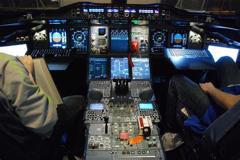 走进空客A380驾驶舱：键盘+操作杆，机长你在打游戏吗？