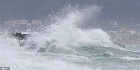 8号台风“巴威”来袭 韩国西归浦海岸强风掀起惊涛骇浪