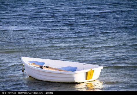 大海上飘浮的小白船高清图片下载_红动网