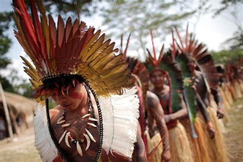 亚马逊雨林大火持续肆虐，巴西土著部落举行仪式祈福__凤凰网