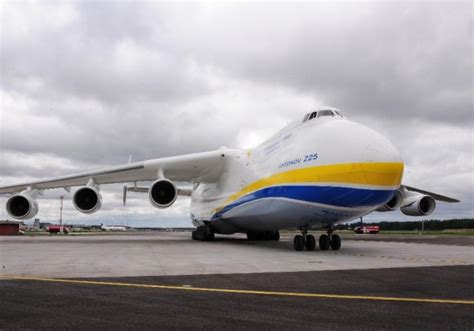 世界最大飞机安-225（Antonov-225）型大型运输机由中国飞抵德国
