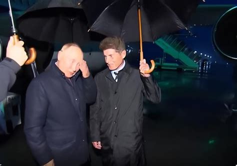 普京冒雨视察中俄军演，官员只顾着给自己打伞，雨水淌普京一脸|普京|东方市|符拉迪沃斯托克_新浪新闻