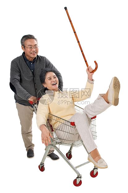 快乐老人推着坐在购物车里的老伴高清图片下载-正版图片507658684-摄图网