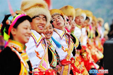 2021寨子里的大部分藏人都还保留着穿民族服装的习惯，这对于我们，就是最美的风景线了_硗碛藏寨-评论-去哪儿攻略