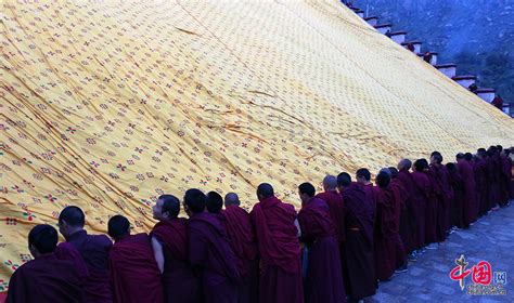 西藏拉萨：雪顿节“展佛” _图片中国_中国网