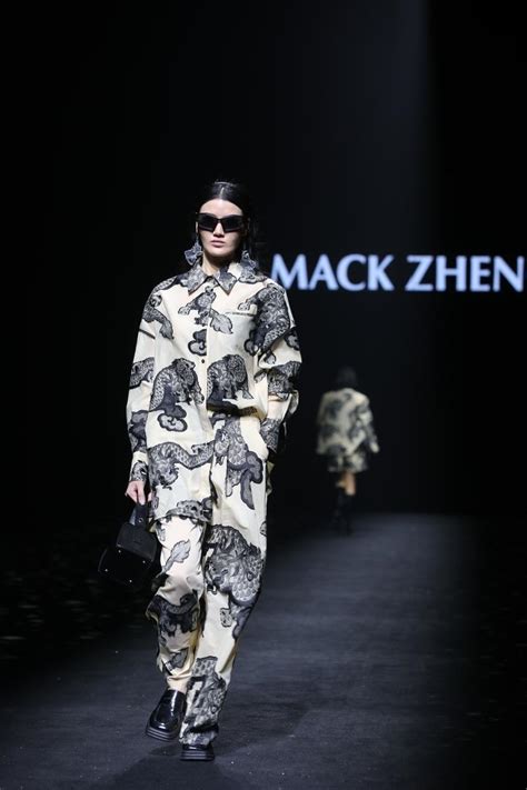 中国十佳时装设计师作品亮相珠海时尚周 一场呈现中西文化融合的时尚大秀