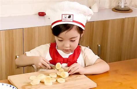 快乐的小女孩做饭 用红番茄汤在桌上高清图片下载-正版图片321869924-摄图网