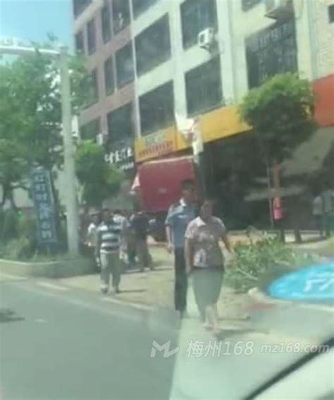 五华县水寨大道一辆没帖标志的环卫车撞进一家店铺
