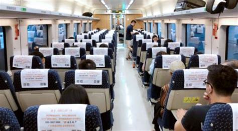 视觉 _ 无人驾驶的浦江线地铁来了，你也可以体验坐在“驾驶室”看风景的感觉