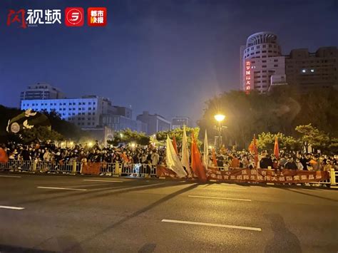 我爱你，中国！西安人新城广场观看升旗仪式 - 西部网（陕西新闻网）