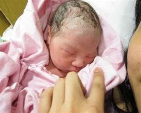 婴儿刚出生的照片（宝宝刚出生时有多丑）-幼儿百科-魔术铺